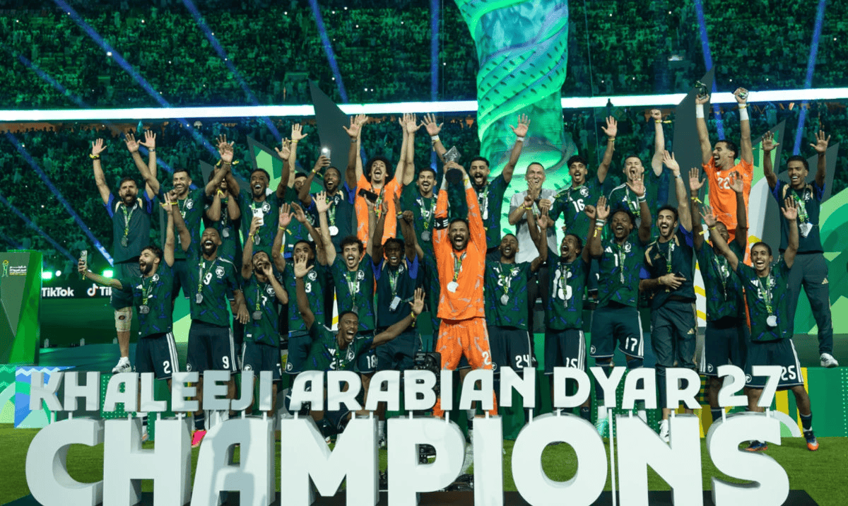 Jugadores y cuerpo técnico de Arabia Saudita celebran con el trofeo de la Copa del Golfo 2026.