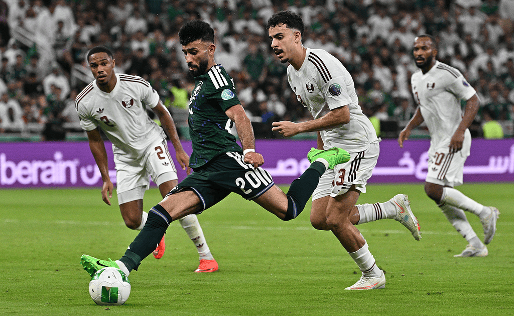 Un futbolista saudí disputa la pelota ante jugadores de Qatar en la semifinal de la Copa del Golfo 2026.