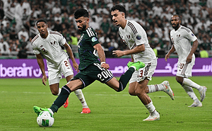 Un futbolista saudí disputa la pelota ante jugadores de Qatar en la semifinal de la Copa del Golfo 2026.