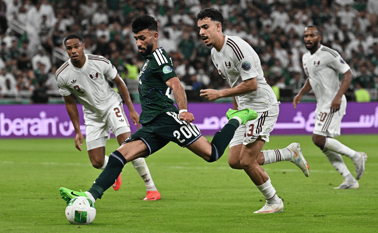 Un futbolista saudí disputa la pelota ante jugadores de Qatar en la semifinal de la Copa del Golfo 2026.