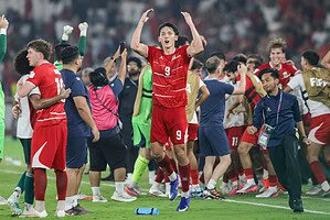 Futbolistas de la selección de Indonesia celebran en el campo de juego, con un jugador de camiseta roja número 9 en primer plano.