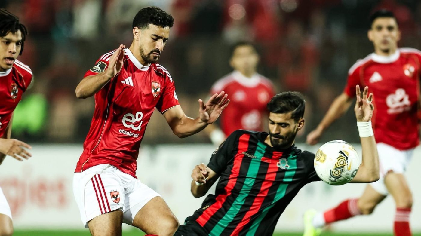 Disputa de pelota entre un jugador de Al-Ahly y uno de FAR Rabat en el Cairo International Stadium por la Champions Africana