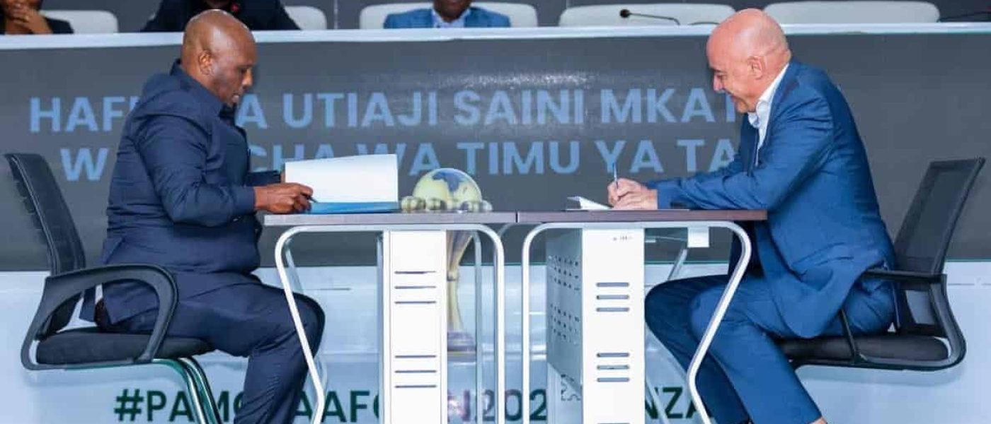 Miguel Ángel Gamondi firma el contrato de renovación como DT de la selección de Tanzania en el estadio Benjamin Mkapa de Dar es Salaam