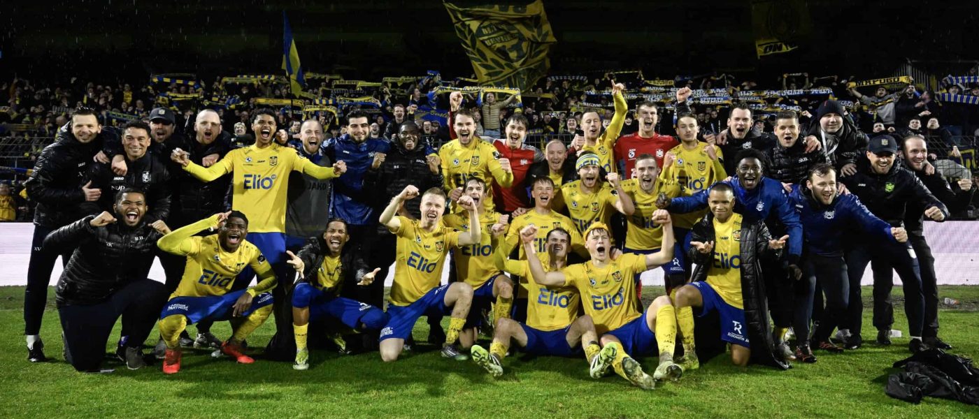 Plantel y cuerpo técnico de SK Beveren festejan el ascenso a la Jupiler Pro League con la hinchada de fondo
