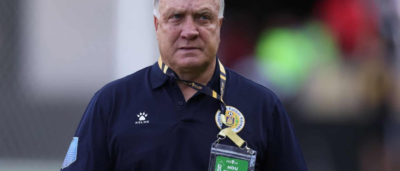 Dick Advocaat en la Gold Cup con la credencial de la selección de Curazao
