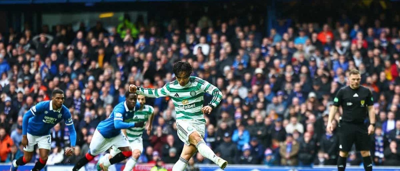 Reo Hatate patea el penal del 2-2 ante Rangers en Ibrox durante el Old Firm de la Scottish Premiership 2025-26