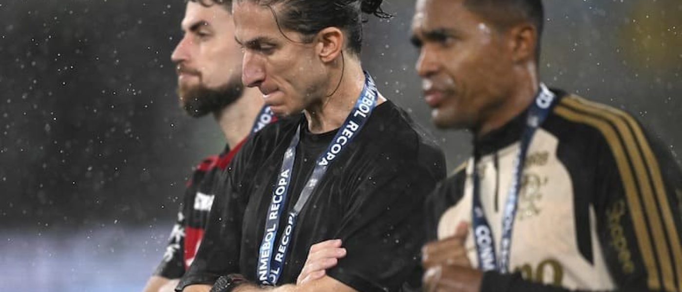 Filipe Luis cabizbajo con la medalla de la Recopa Sudamericana tras la derrota de Flamengo ante Lanús