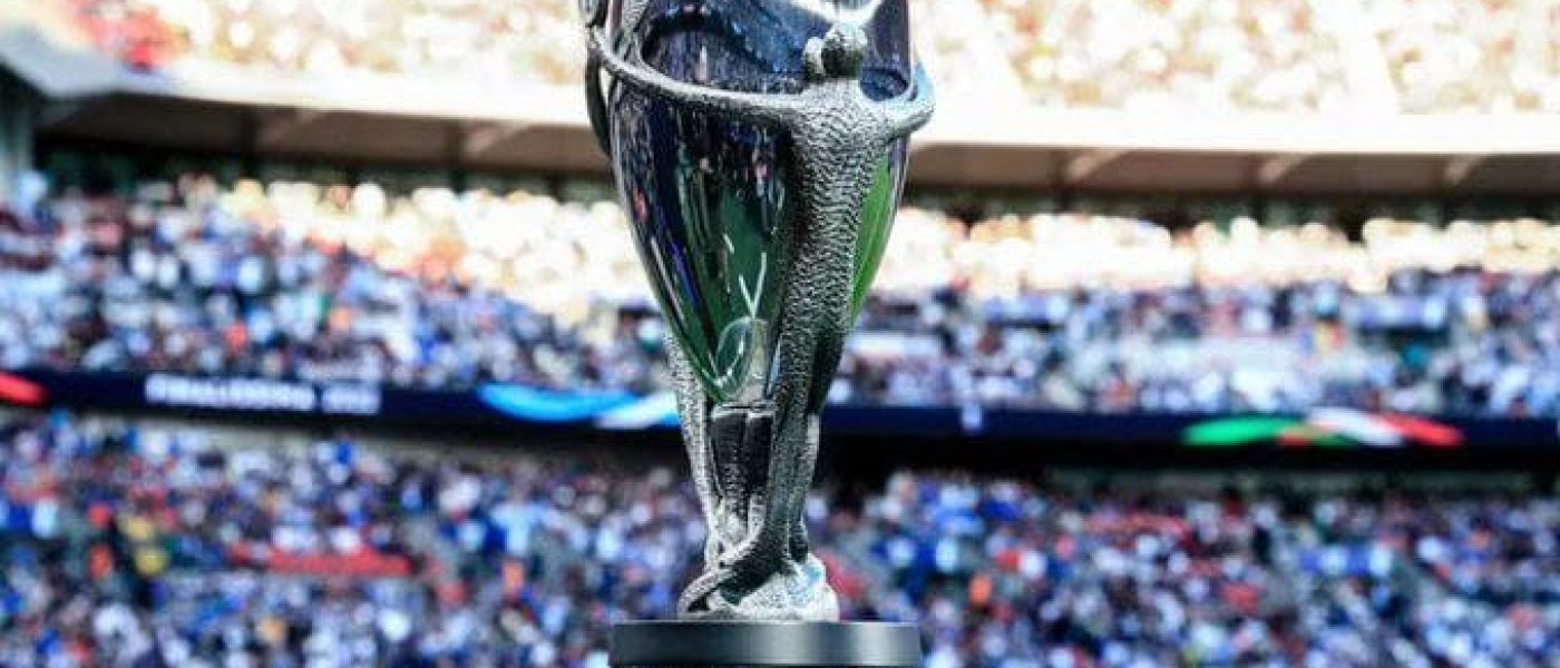 Trofeo de la Finalissima en el estadio de Wembley con el público de fondo