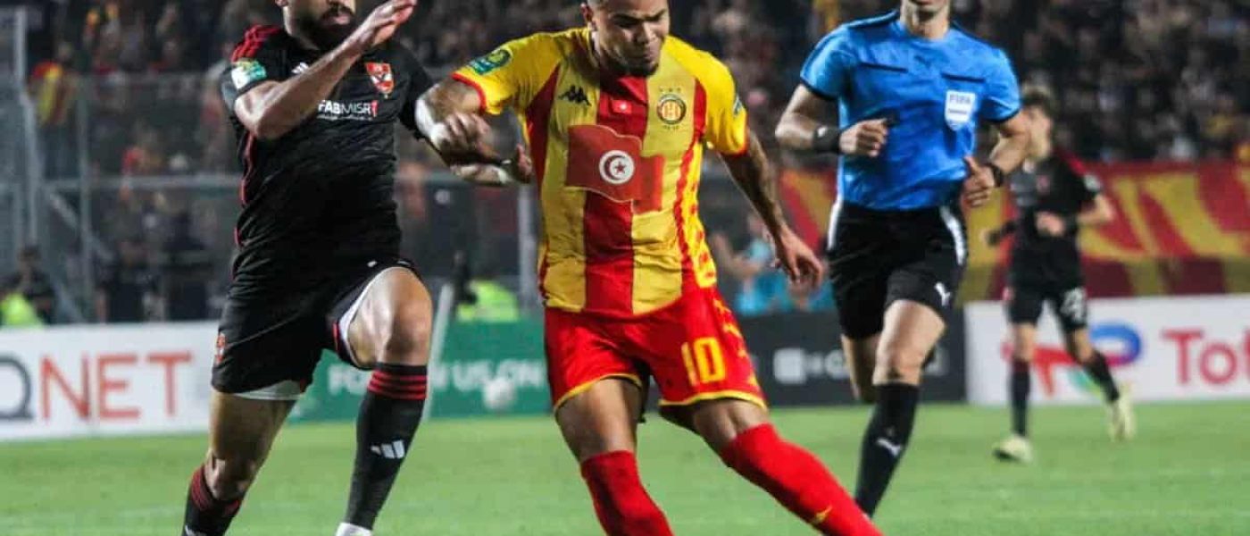 Jugador del Espérance de Túnez (número 10) disputa el balón con un defensor del Al-Ahly en el estadio Hammadi Agrebi de Radès