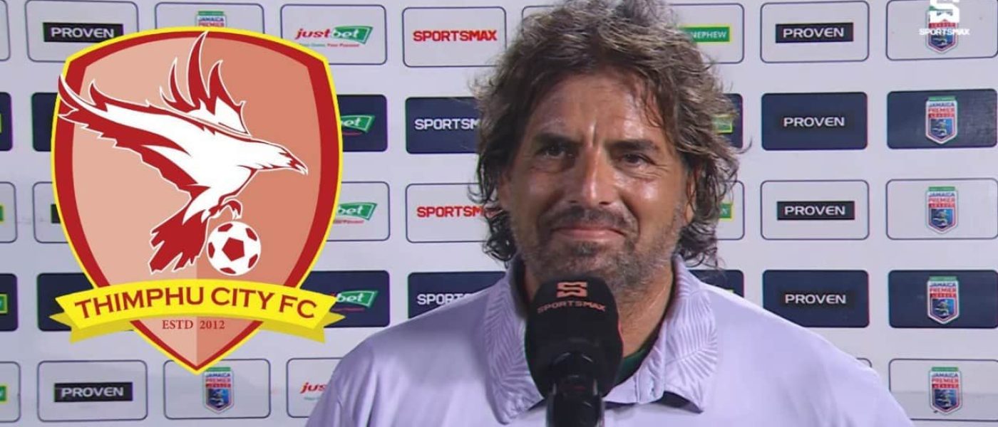 Rodolfo Zapata siendo entrevistado frente a paneles de sponsors con el escudo del Thimphu City FC superpuesto