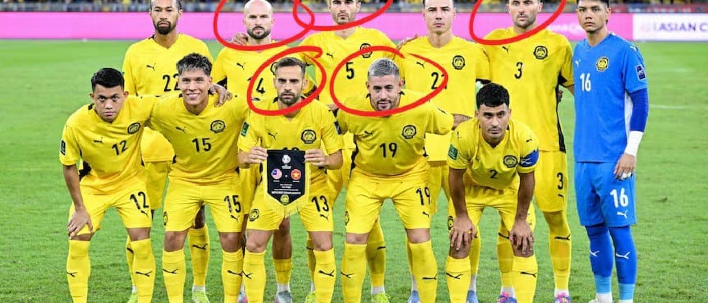 Selección de Malasia en foto oficial con los jugadores naturalizados sancionados señalados con círculos rojos
