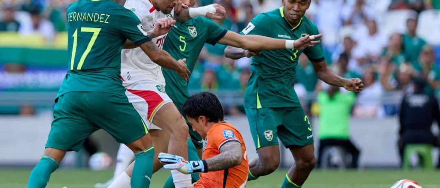 Jugadores de Bolivia defienden ante un delantero de Surinam durante el repechaje intercontinental al Mundial 2026 en el Estadio BBVA de Monterrey