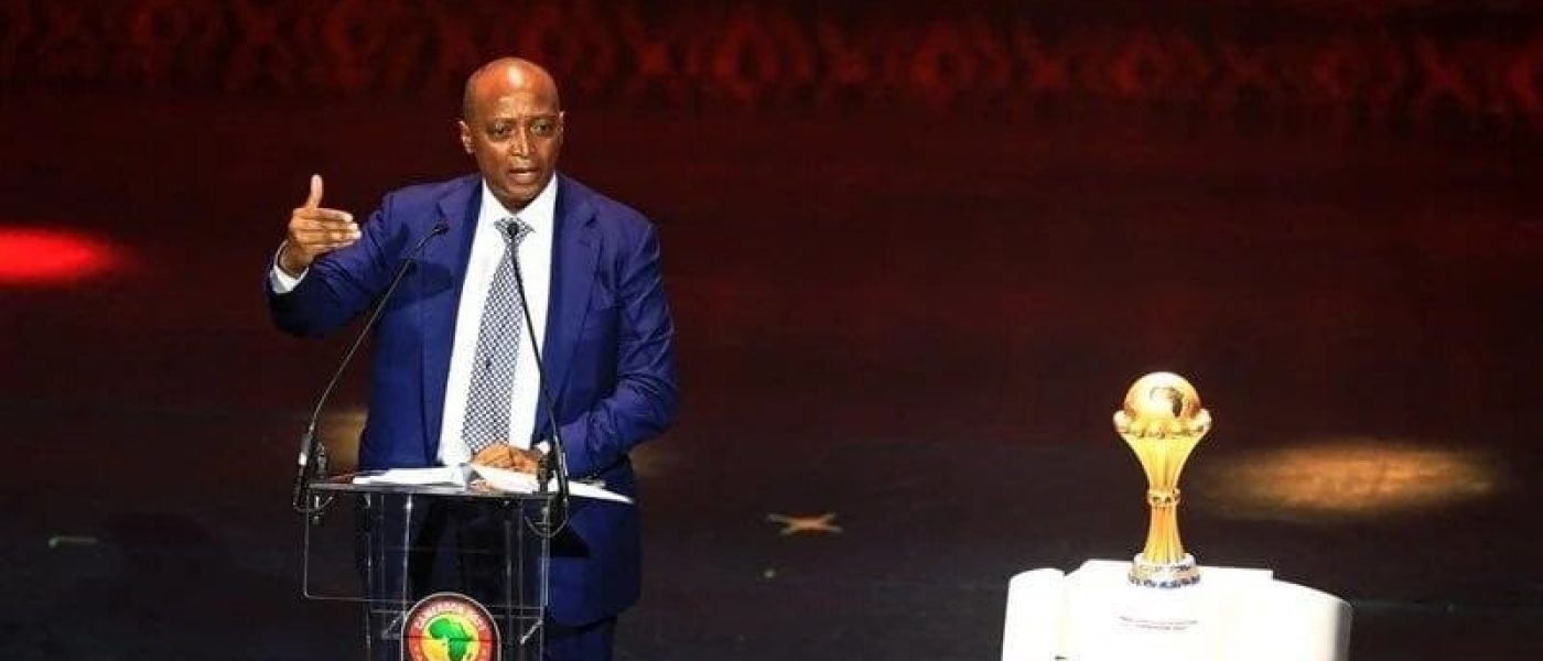 Patrice Motsepe, presidente de la CAF, habla en un podio con el trofeo de la Copa Africana de Naciones a su lado