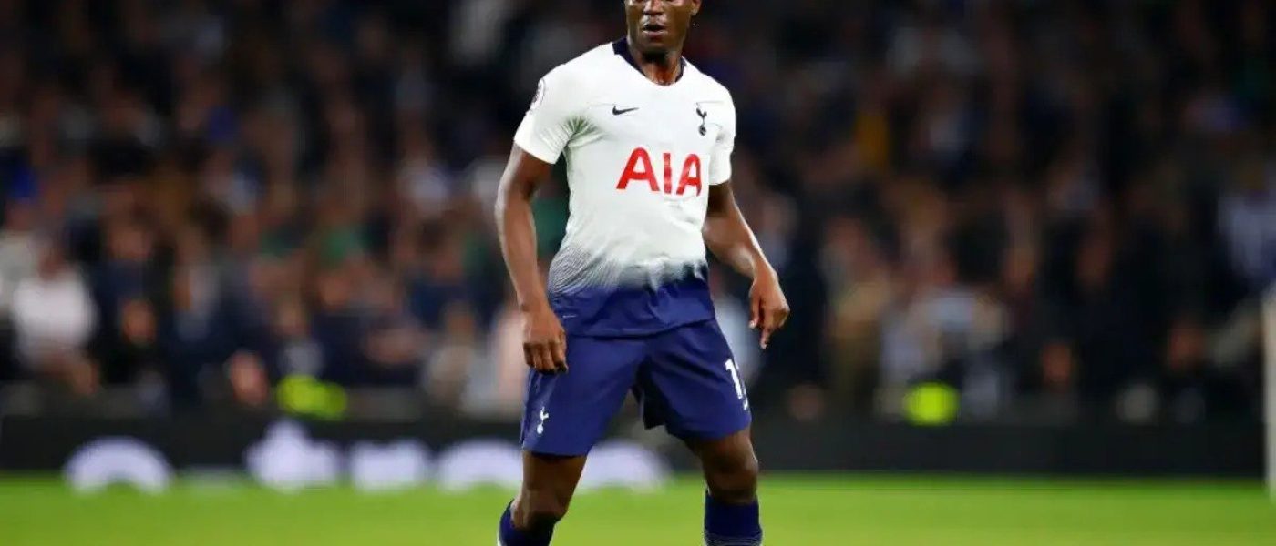 Victor Wanyama con la pelota en un partido de Tottenham Hotspur en la Premier League