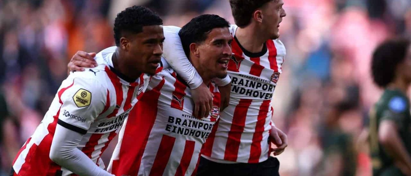 Jugadores del PSV Eindhoven celebrando el título de la Eredivisie 2025-26