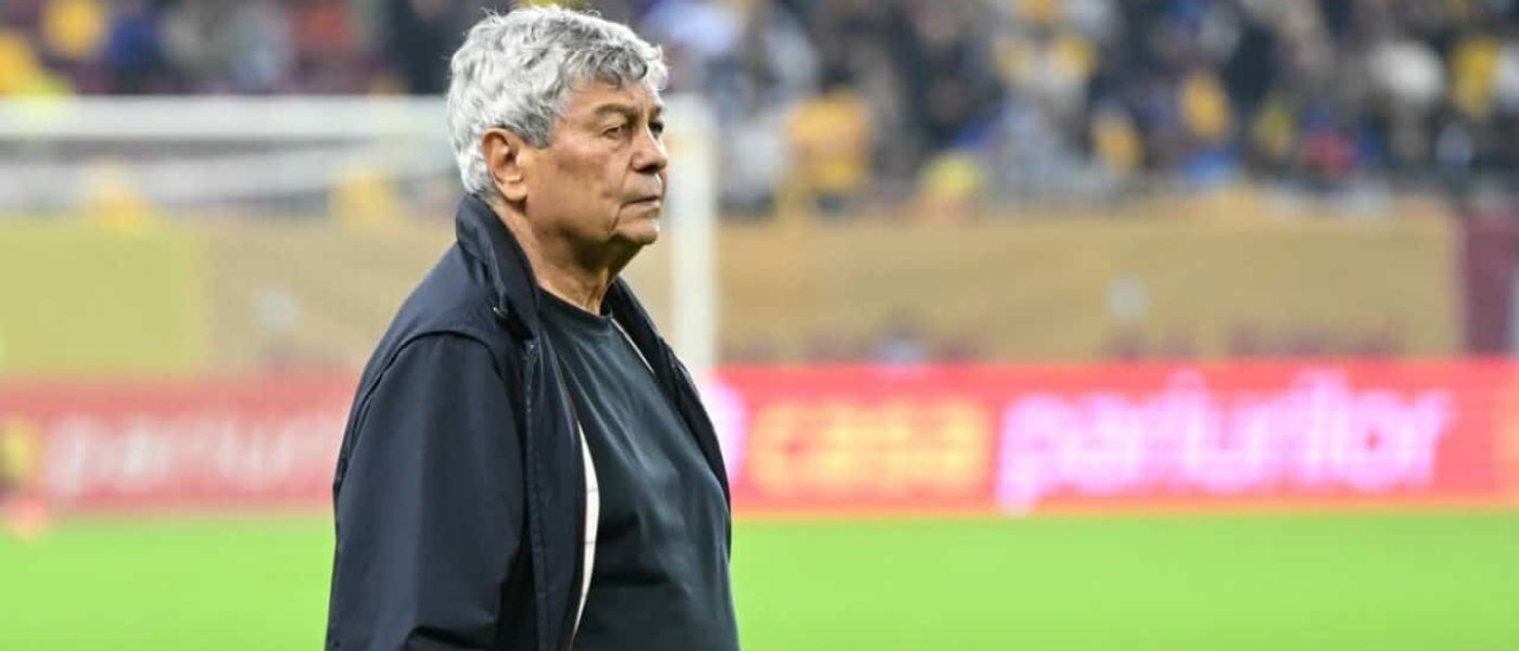 Mircea Lucescu en el banco de suplentes durante un partido como entrenador de la selección de Rumania