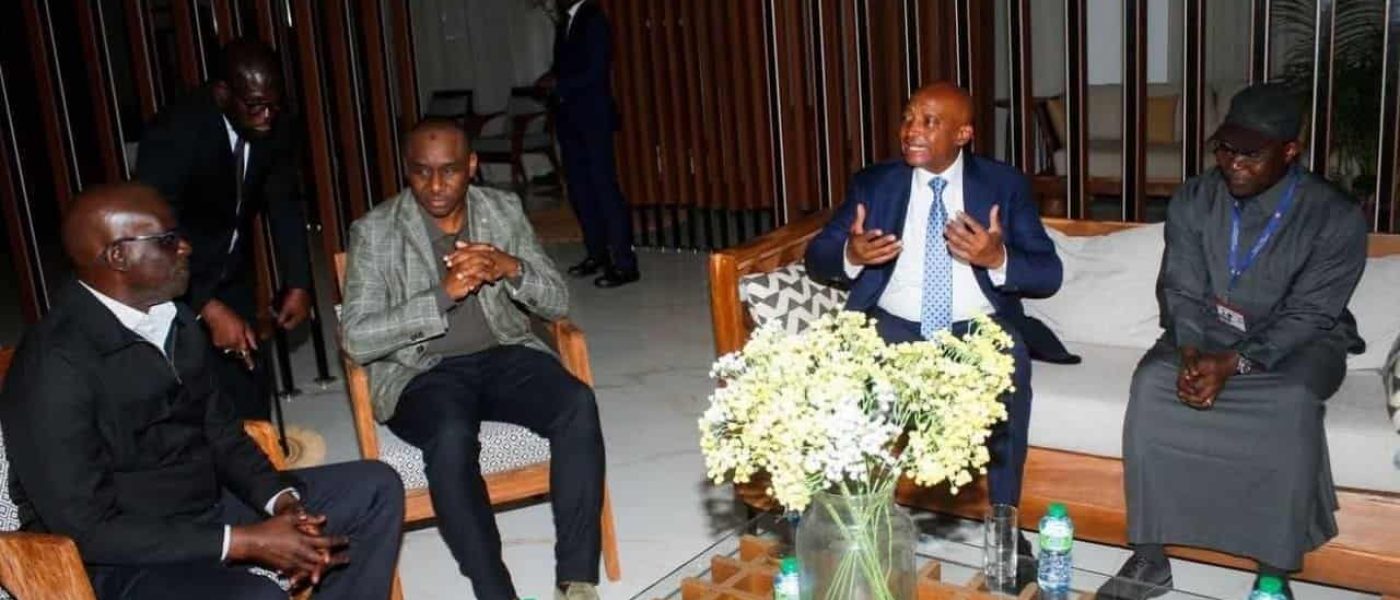 Patrice Motsepe habla junto a dirigentes del fútbol senegalés durante su visita a Dakar