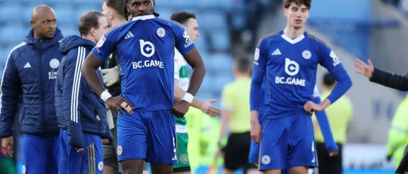 Jugadores de Leicester City cabizbajos tras la derrota ante Swansea City en el King Power Stadium