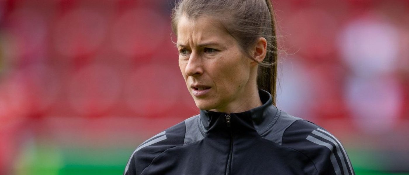 Marie-Louise Eta con la campera del 1. FC Union Berlin en el Stadion An der Alten Försterei
