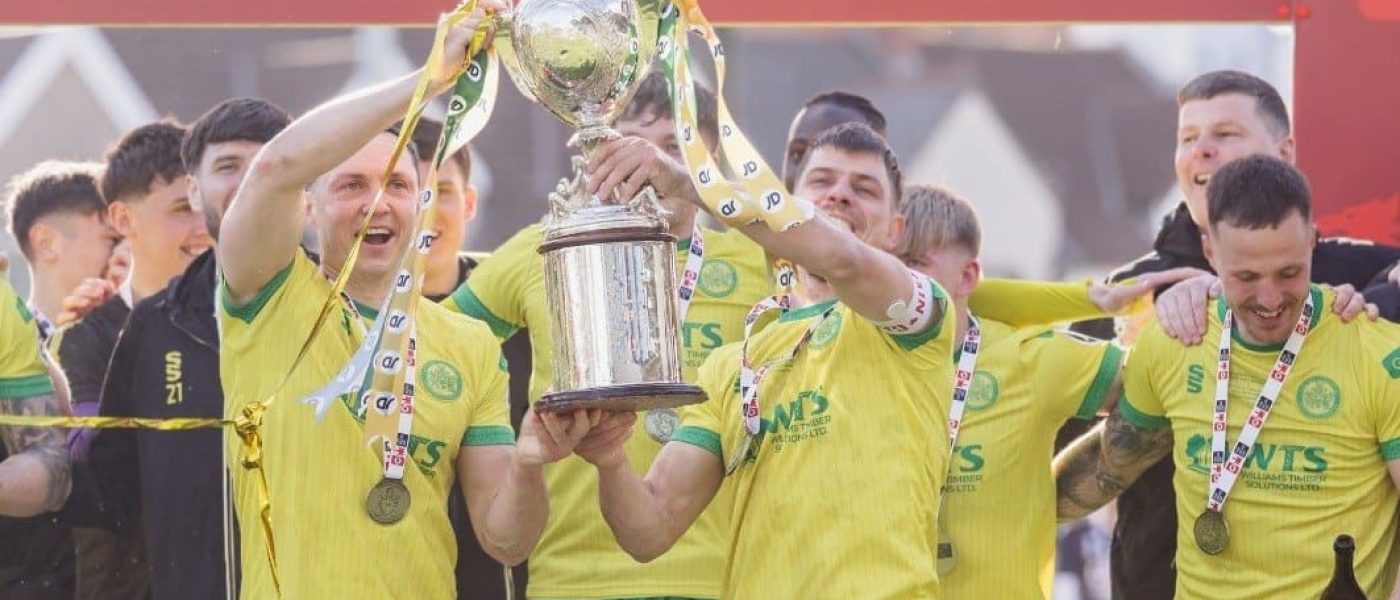 Jugadores de Caernarfon Town celebran con la Copa de Gales tras ganar la final 3-0 a Flint Town United en Rodney Parade