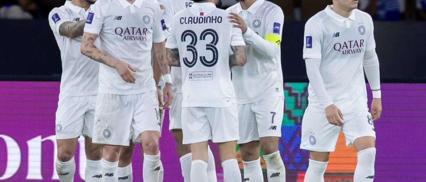 Jugadores de Al-Sadd celebran en el estadio de Jeddah tras eliminar a Al-Hilal por penales en los octavos de final de la ACL Elite