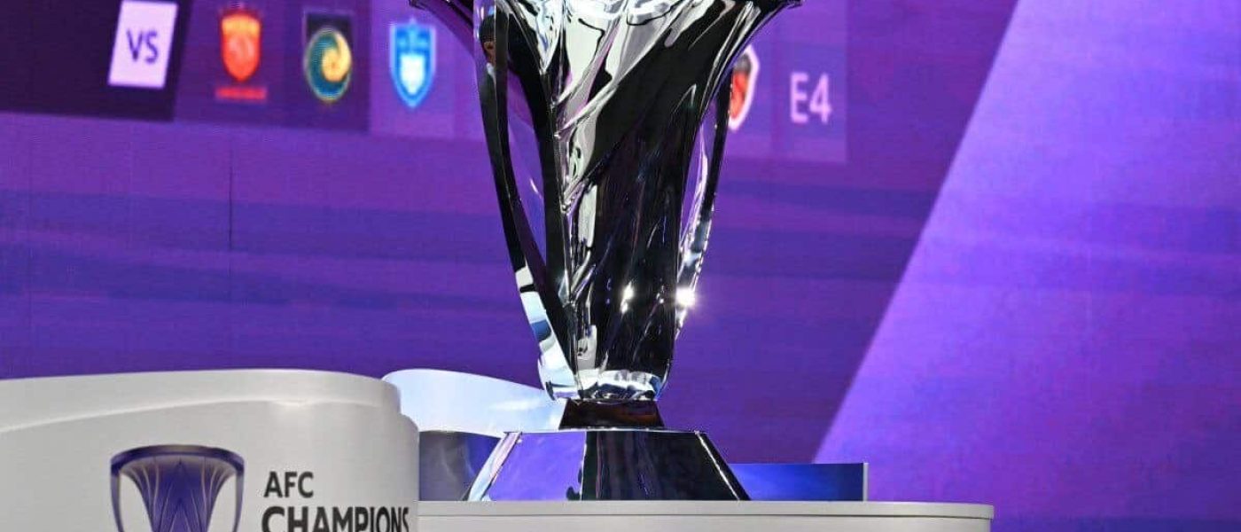 Trofeo de la AFC Champions League Elite exhibido durante el sorteo de la competición