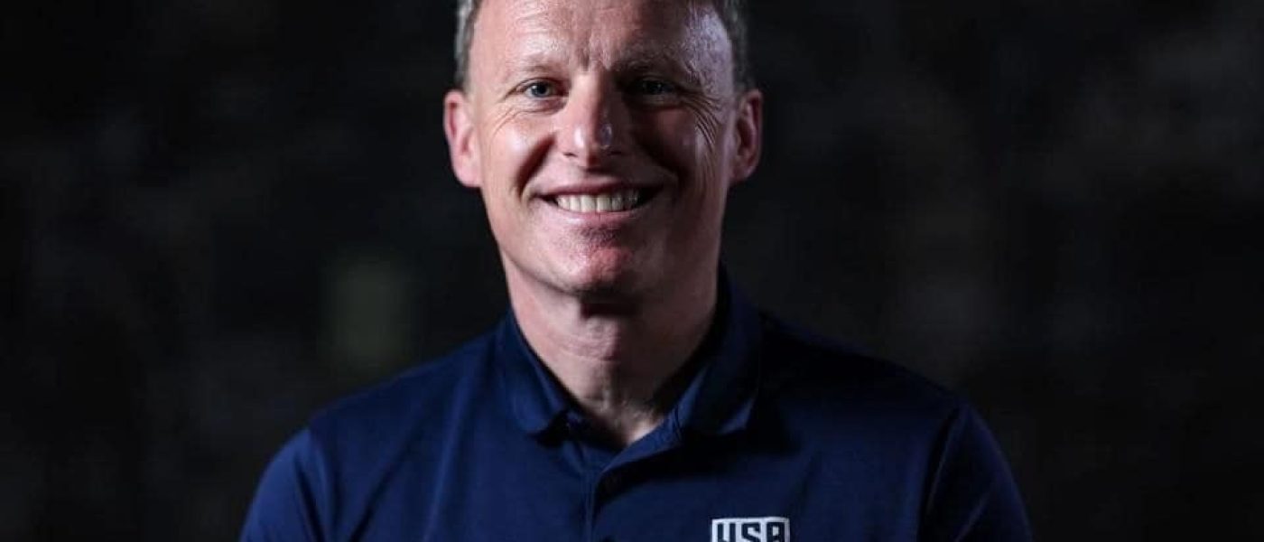 Matt Crocker posando con la remera oficial de US Soccer