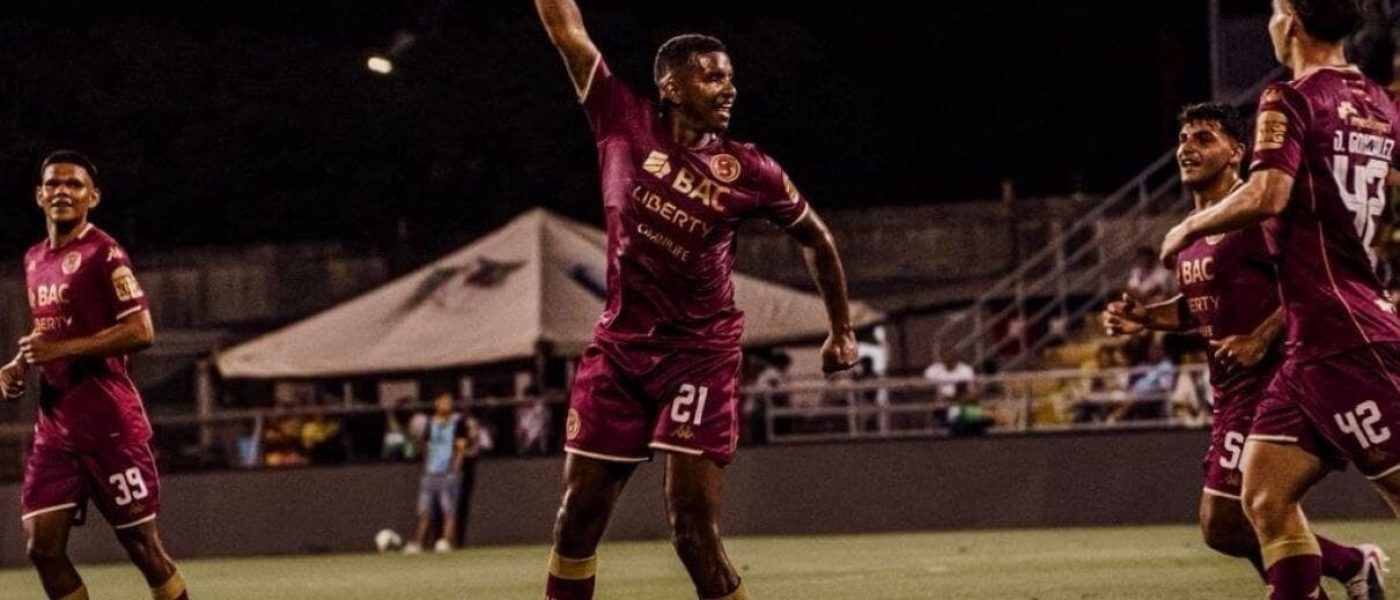 Jugadores del Deportivo Saprissa festejan un gol durante la final del Torneo de Copa de Costa Rica 2025-26 en el estadio Edgardo Baltodano de Liberia
