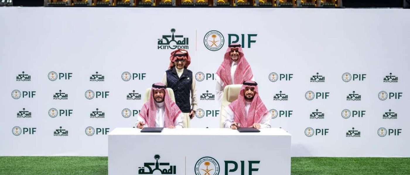 Representantes del Fondo de Inversión Pública (PIF) y Kingdom Holding firman el acuerdo de venta del 70% de Al-Hilal sobre el césped de Kingdom Arena en Riyadh