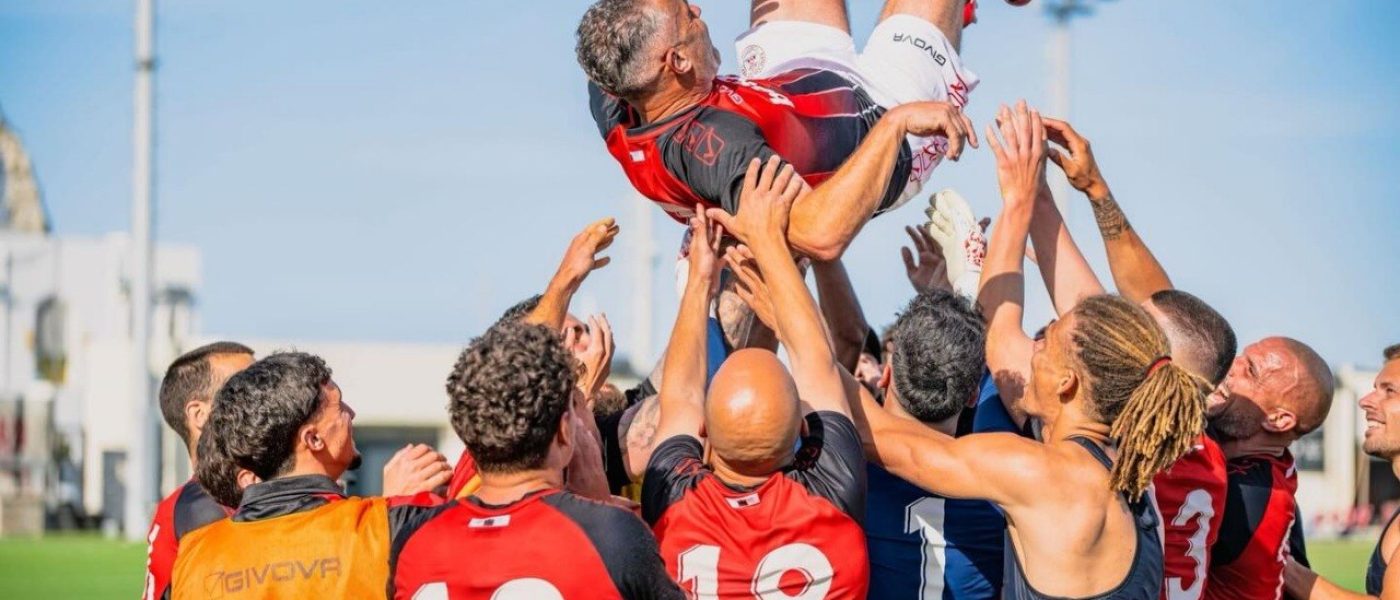 Jugadores de Lincoln Red Imps mantean al entrenador Juanjo Bezares en el festejo del campeonato de la Gibraltar Football League 2025-26