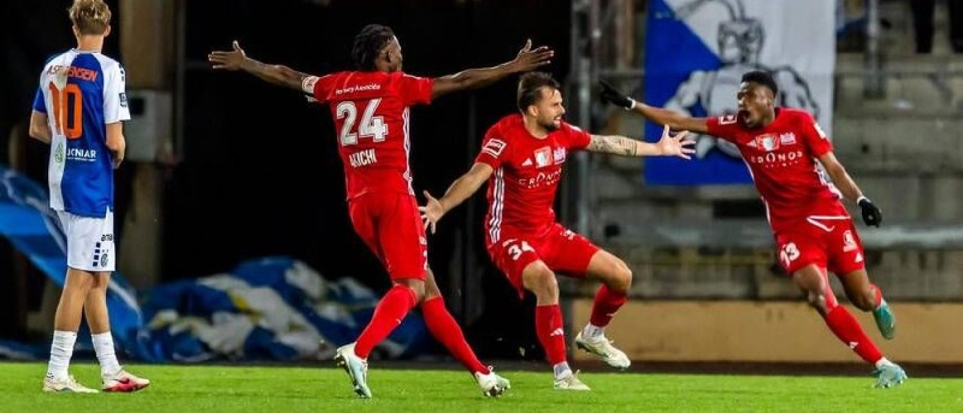Jugadores de Stade Lausanne-Ouchy celebran un gol en la semifinal de la Copa de Suiza contra Grasshoppers