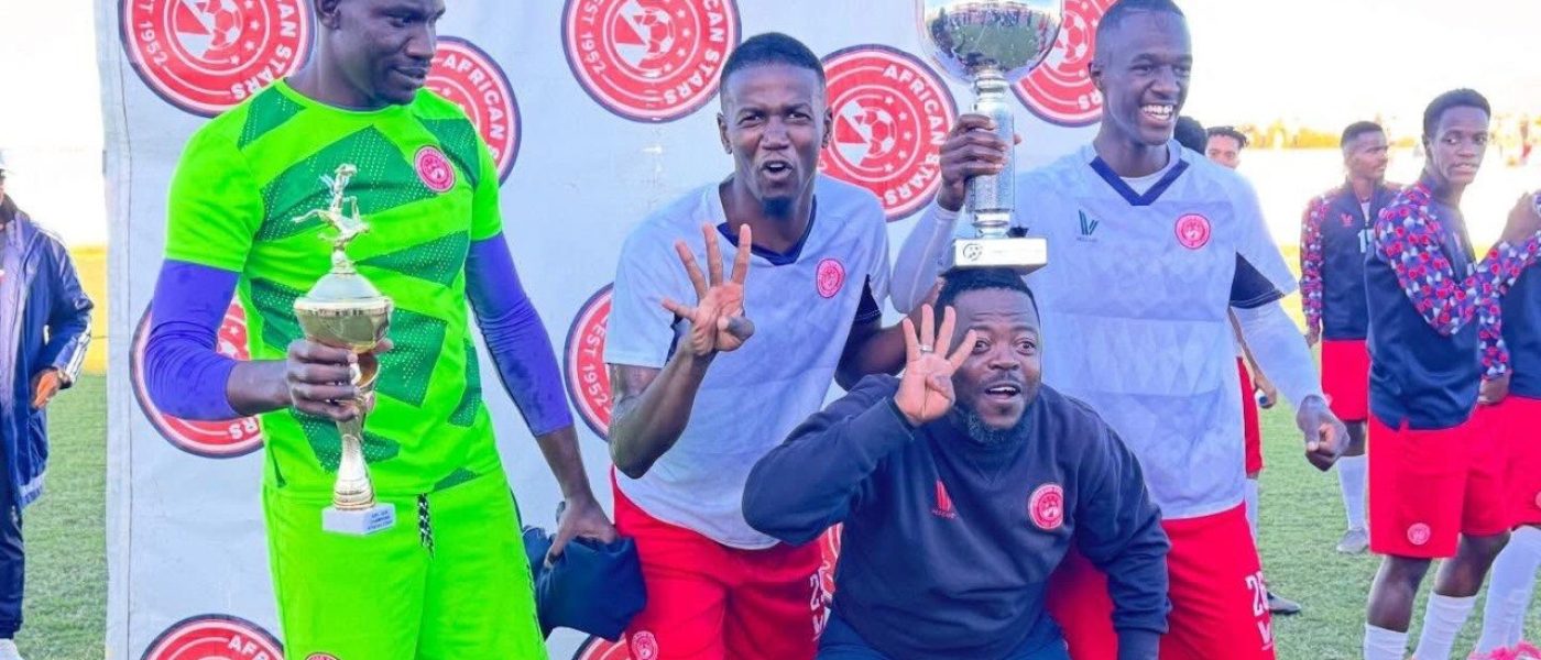Jugadores de African Stars celebran con trofeos y muestran el número 4 con los dedos tras ganar su cuarto título consecutivo de la Namibia Premier League 2025-2026