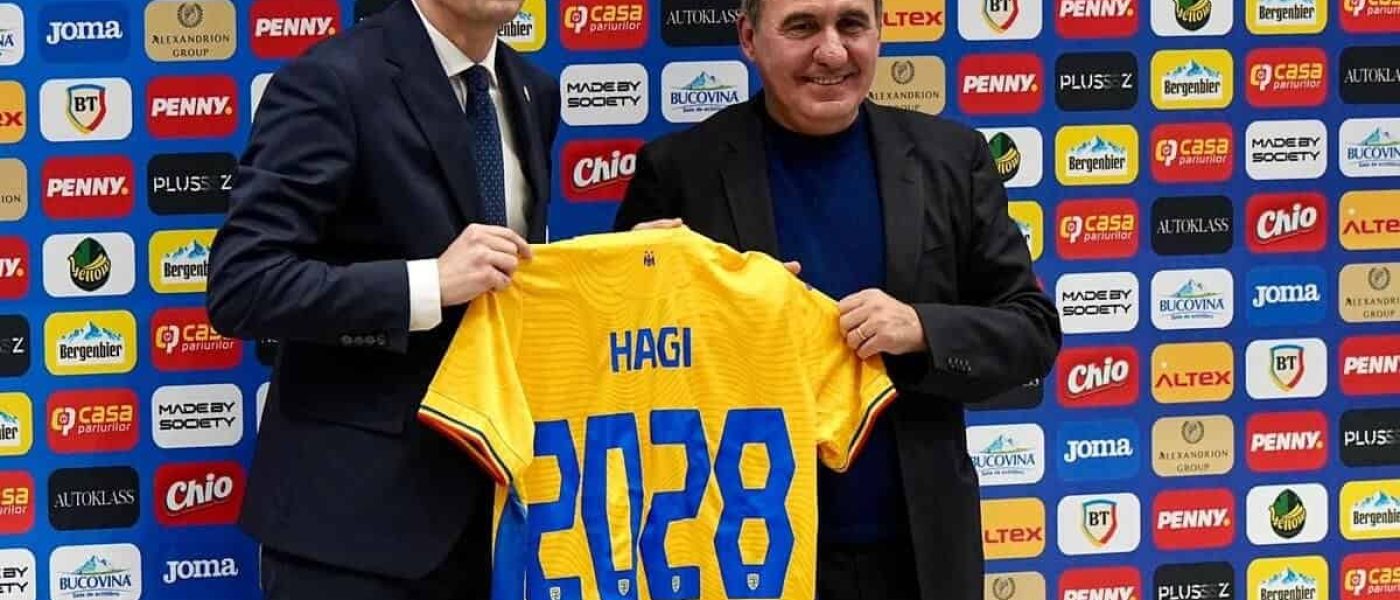 Răzvan Burleanu y Gheorghe Hagi posan con la camiseta de la selección de Rumania en la presentación oficial como seleccionador