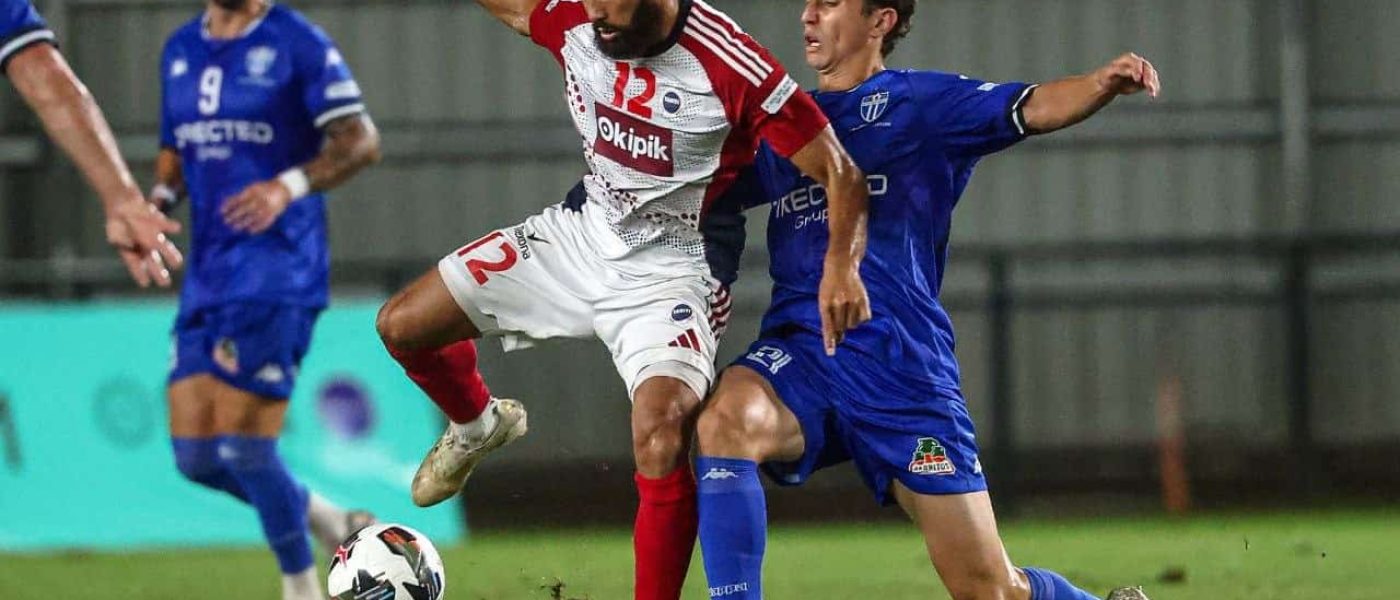 Disputa de pelota en un partido de la OFC Pro League 2026 en Fiji