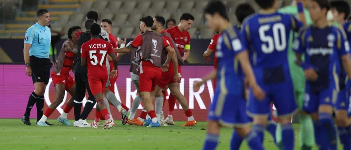 Jugadores de Shabab Al-Ahli rodean al árbitro Shaun Evans tras la anulación del gol en la semifinal de la AFC Champions League Elite contra Machida Zelvia