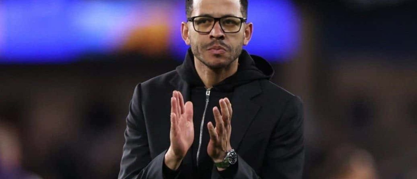 Liam Rosenior aplaude en el banco de suplentes como entrenador del Chelsea