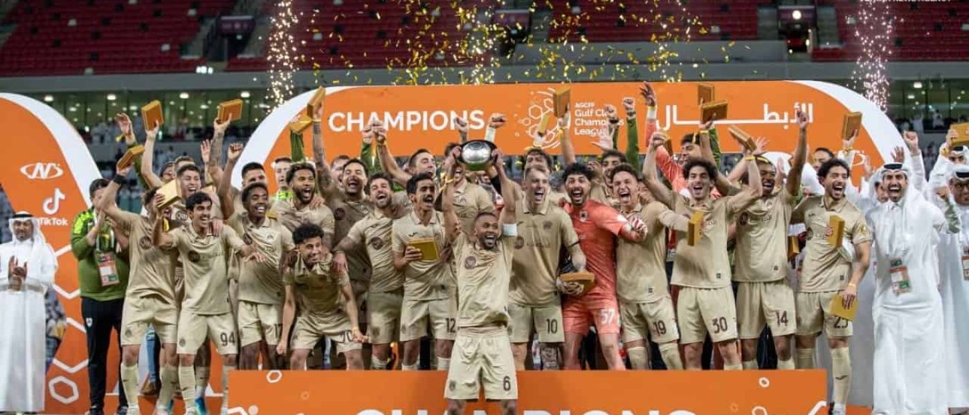 Plantel de Al-Rayyan celebra con el trofeo de la Gulf Club Champions League 2025-26 en el Ahmad Bin Ali Stadium