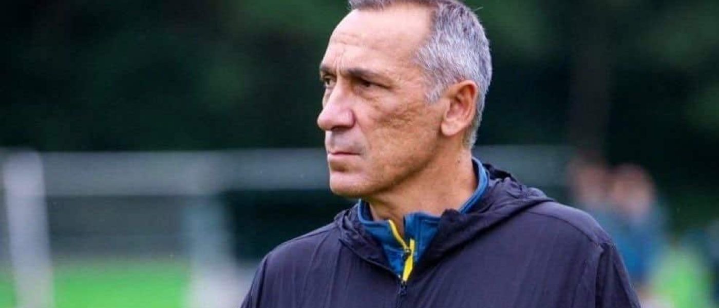 Georgios Donis, nuevo director técnico de la selección de Arabia Saudita, observa un entrenamiento