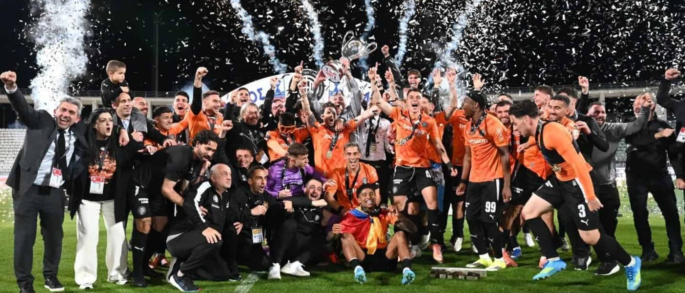 Jugadores de OFI Creta celebran el título de la Copa de Grecia 2025-26