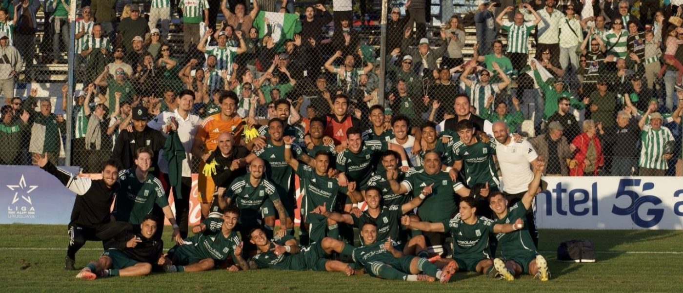 Plantel de Racing de Montevideo festeja el título del Torneo Apertura 2026 en el Parque Osvaldo Roberto con sus hinchas