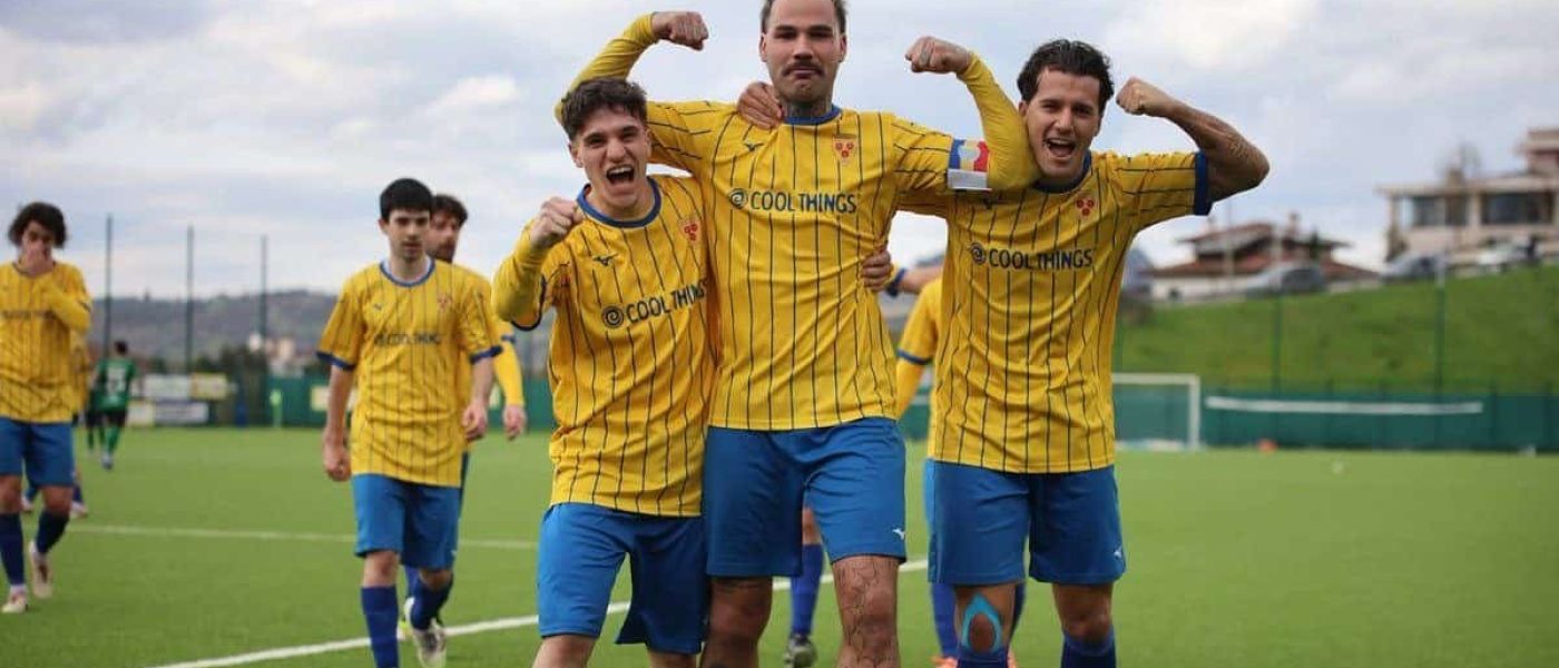 Jugadores de Tre Fiori celebran flexionando los brazos con la camiseta amarilla y azul tras consagrarse campeones del Campionato Sammarinese 2025-26