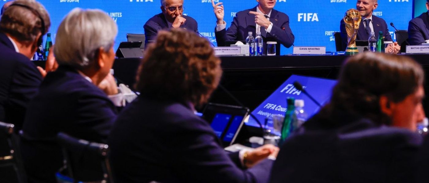 Gianni Infantino habla durante el Congreso FIFA 2026 con el trofeo de la Copa del Mundo sobre la mesa