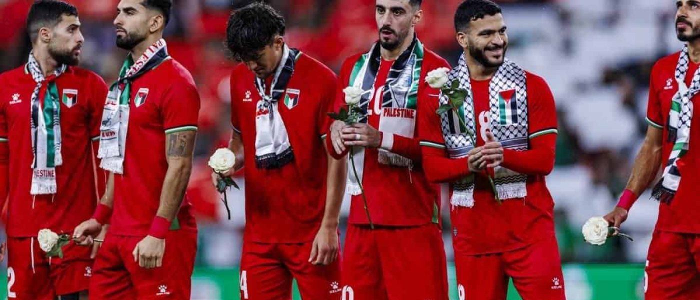 Jugadores de la selección de Palestina con rosas blancas y keffiyehs antes de un partido