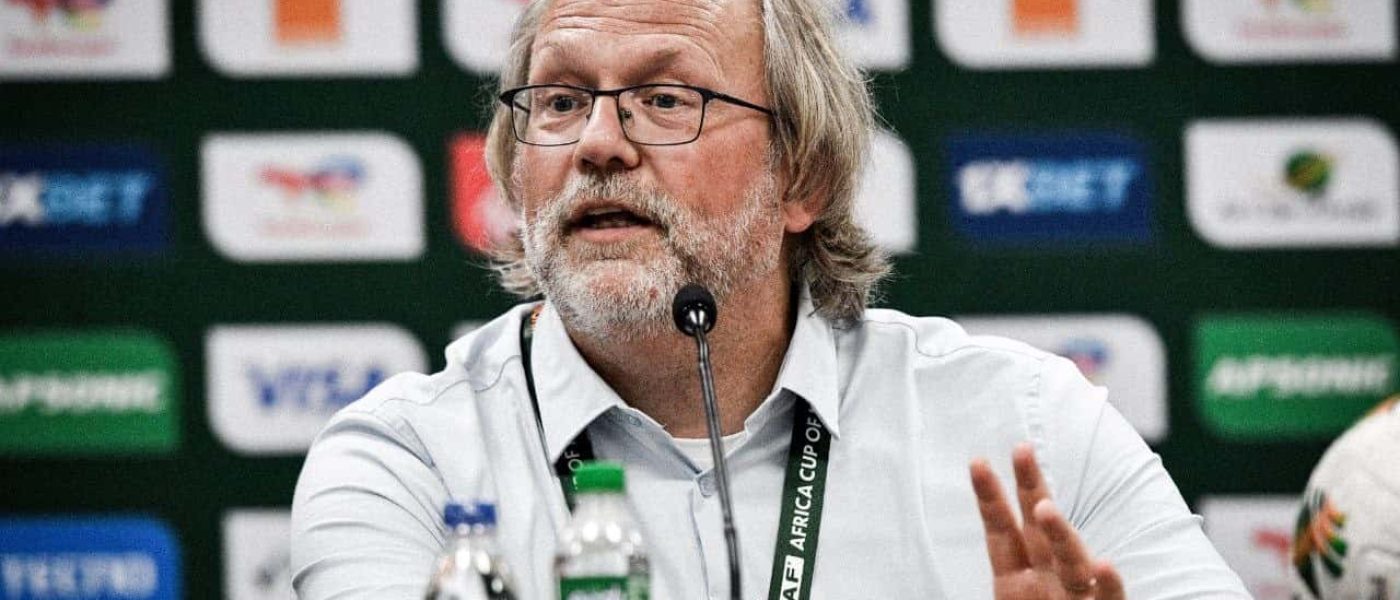 Tom Saintfiet en conferencia de prensa durante la Copa Africana de Naciones 2025 en Marruecos