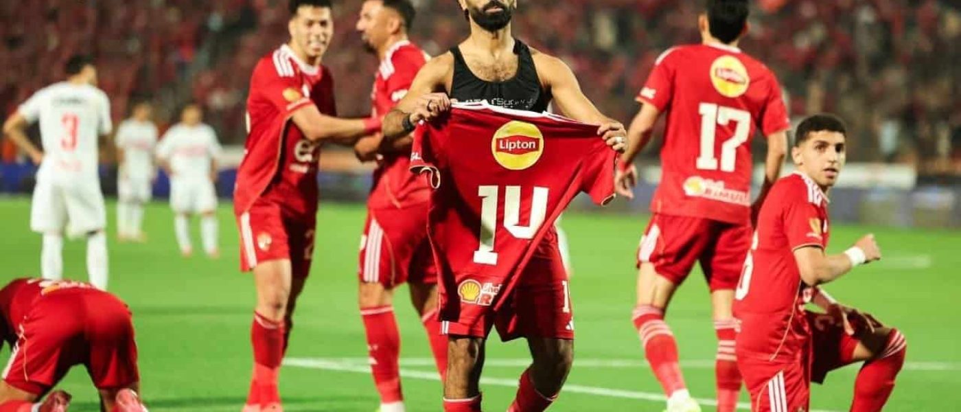 Jugador de Al-Ahly muestra la camiseta número 10 celebrando un gol en el Derby de El Cairo contra Zamalek