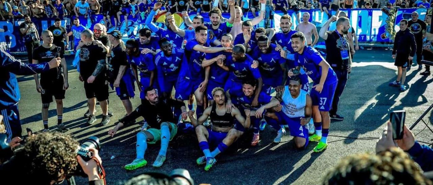 Hinchas de Levski Sofía celebran el título de la liga búlgara 2025-26