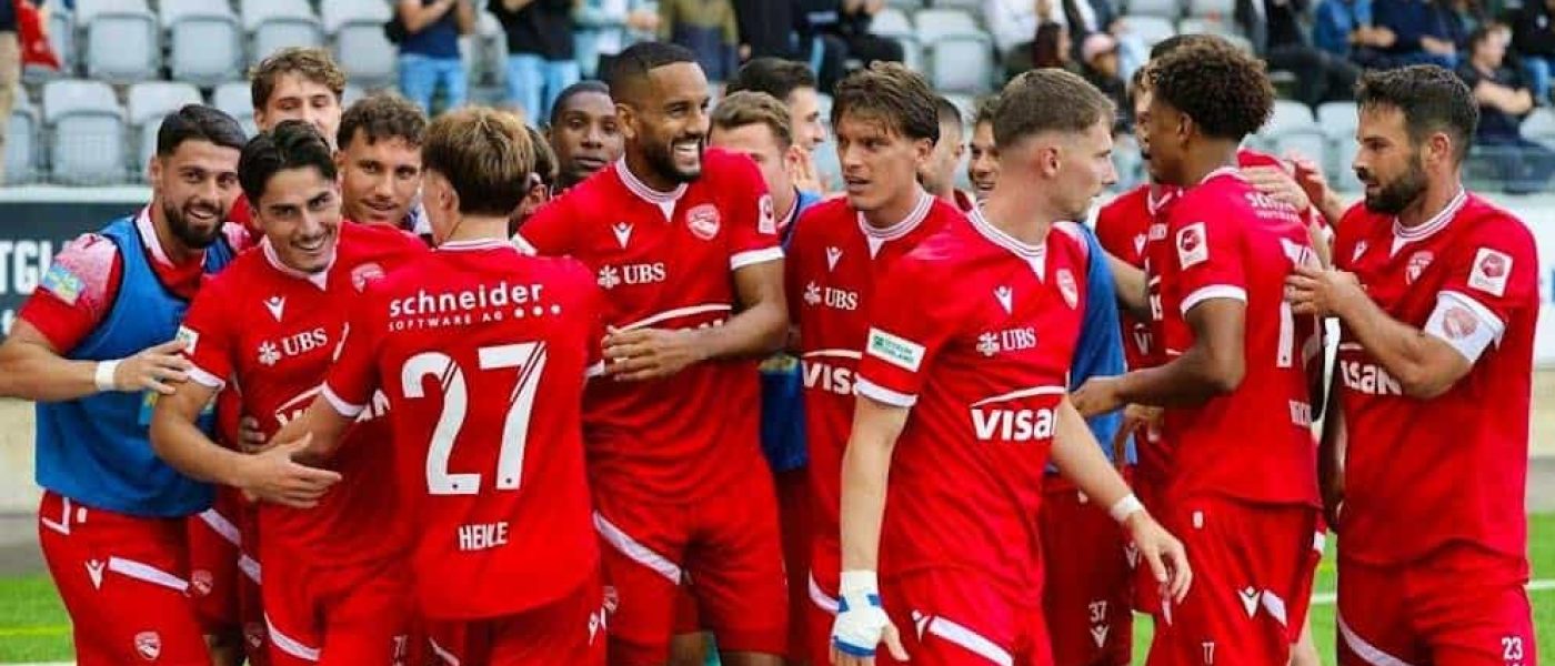 Jugadores del FC Thun celebran juntos en la cancha con la camiseta roja durante la temporada 2025-26 de la Super League suiza