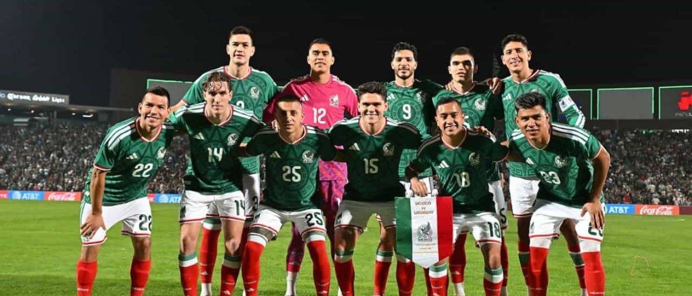 Formación titular de la Selección Mexicana posando antes de un partido amistoso contra Uruguay