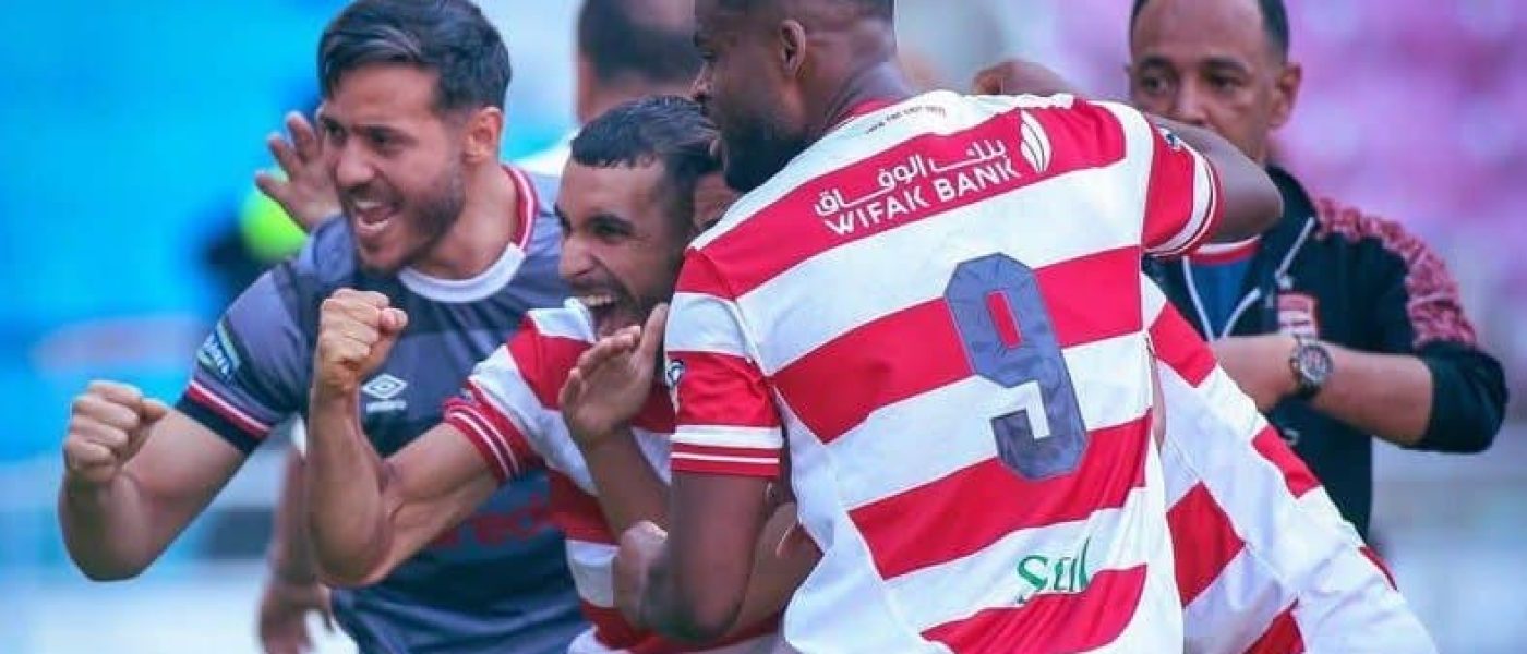 Jugadores del Club Africain celebran el título de campeón de la Ligue 1 de Túnez 2025-2026 tras vencer al Espérance en el derby de la capital