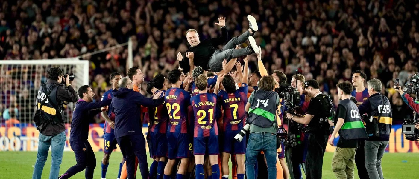 Los jugadores del Barcelona mantean a Hansi Flick en el Camp Nou tras consagrarse campeones de LaLiga 2025-26